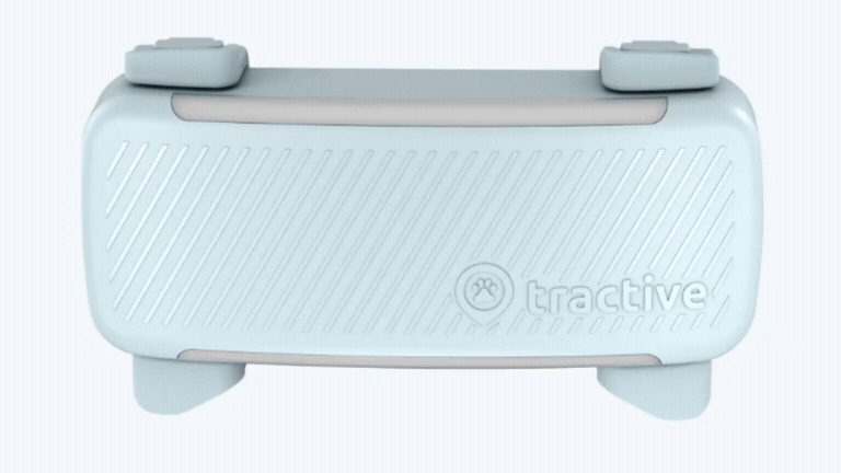 Animation showing Tractive DOG 6 tracker with power button being pressed briefly, illuminating top green LEDs for network and GPS status, and bottom white LED strip showing remaining battery level